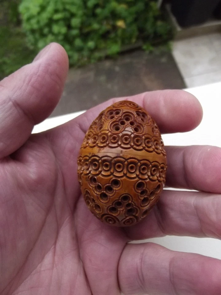 Ancien petit oeuf en noix corozo porte chapelet boite travail de forçat sculpté - Photo 2/4