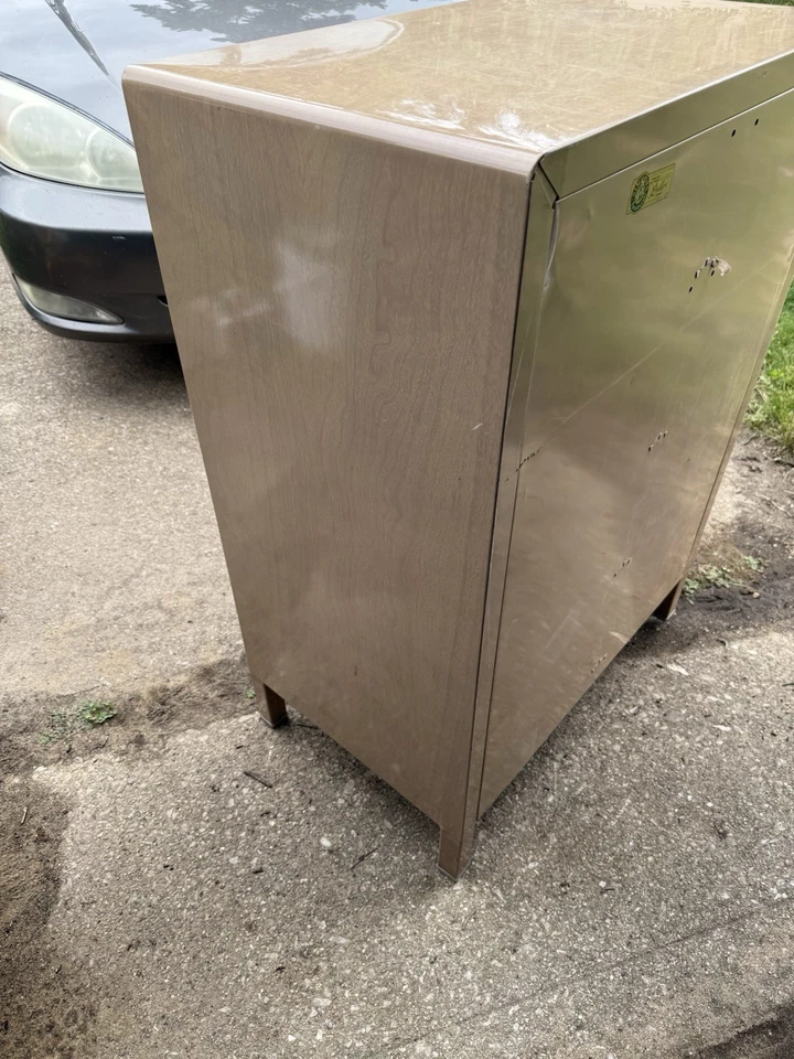 Cómoda de metal vintage Simmons con 4 cajones 43" x 30,5” x 19” Hi Bake original tostado  Foto 2 de 4