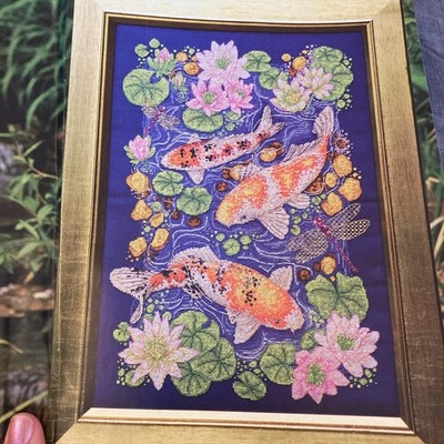 Goldblitze Koi Fisch Teichlilie und Libelle Kreuzstichkarte