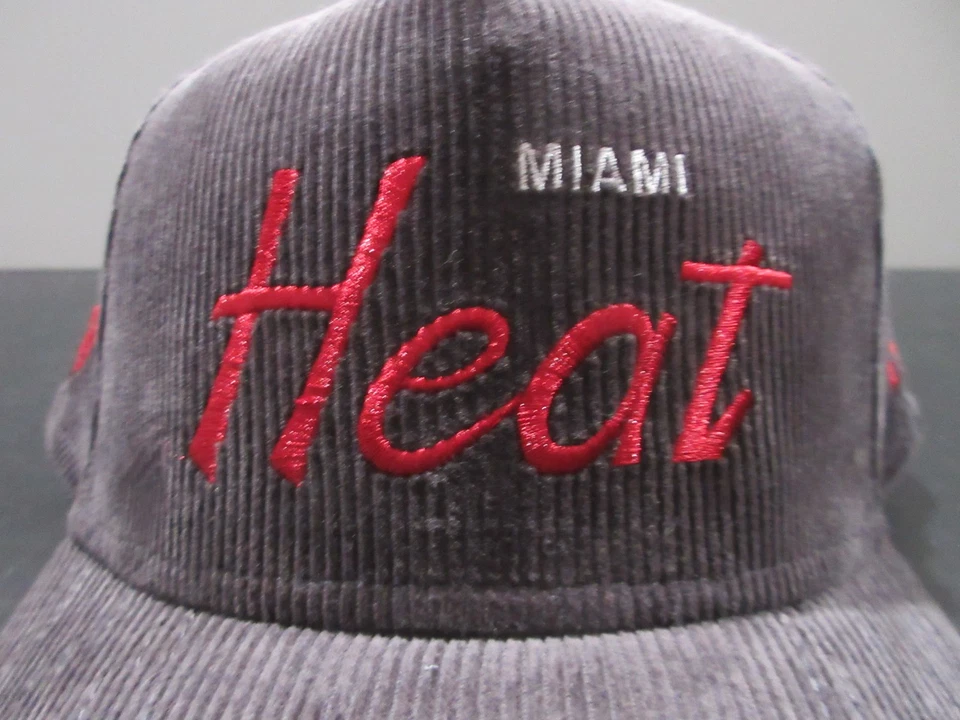Gorra Miami Heat Snap Back Gris Rojo NBA Baloncesto Logo Pana New Era Para Hombres Foto 2 de 4