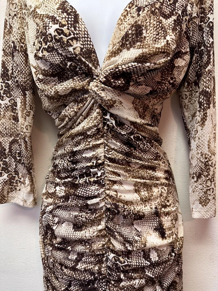 Vestido de sirena Guess para mujer 6 estampado de serpiente fruncido busto torcido frontal abertura Foto 4 de 4