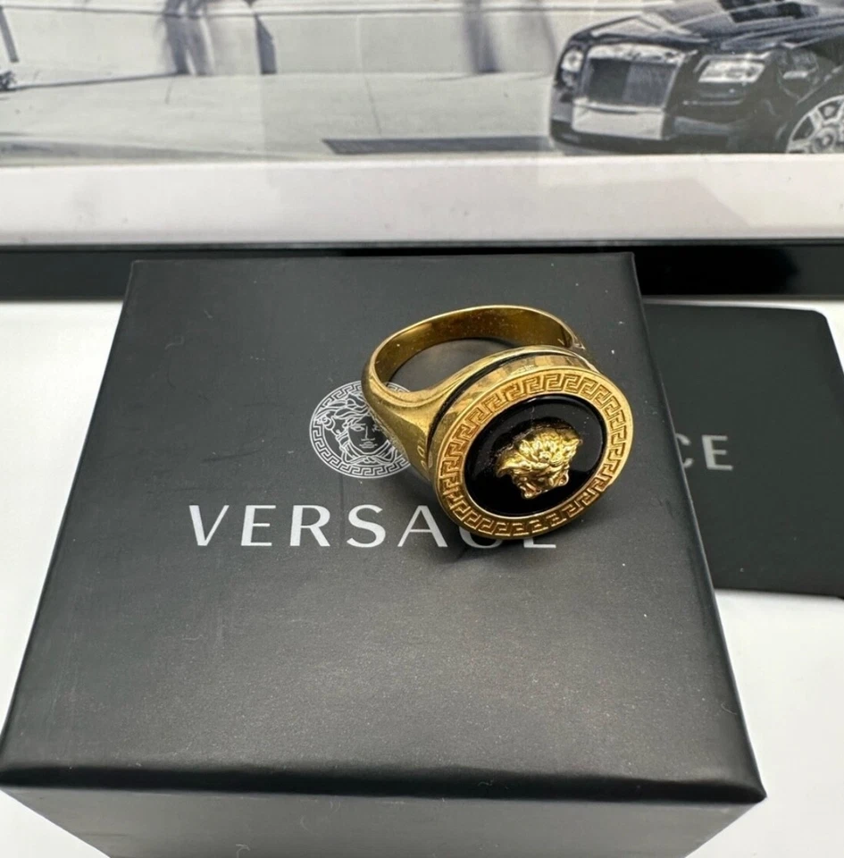 Anillo Cabeza Medusa Versace Color Dorado Metal Embellecido Talla 8 Foto 3 de 4
