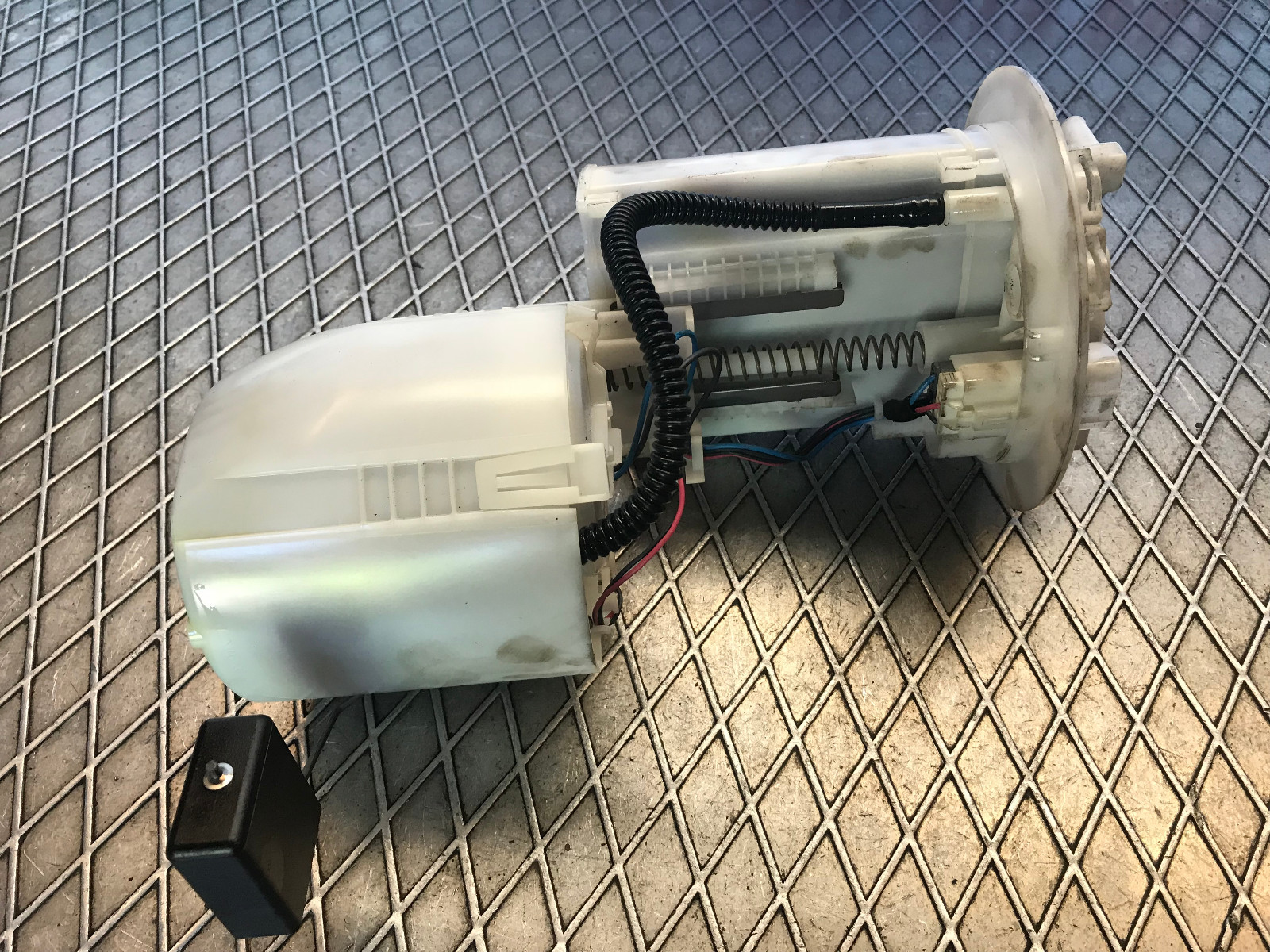 TOYOTA AVENSIS 1.8 PETROL 2011 FUEL PUMP TANK SENDER UNIT 7702005140