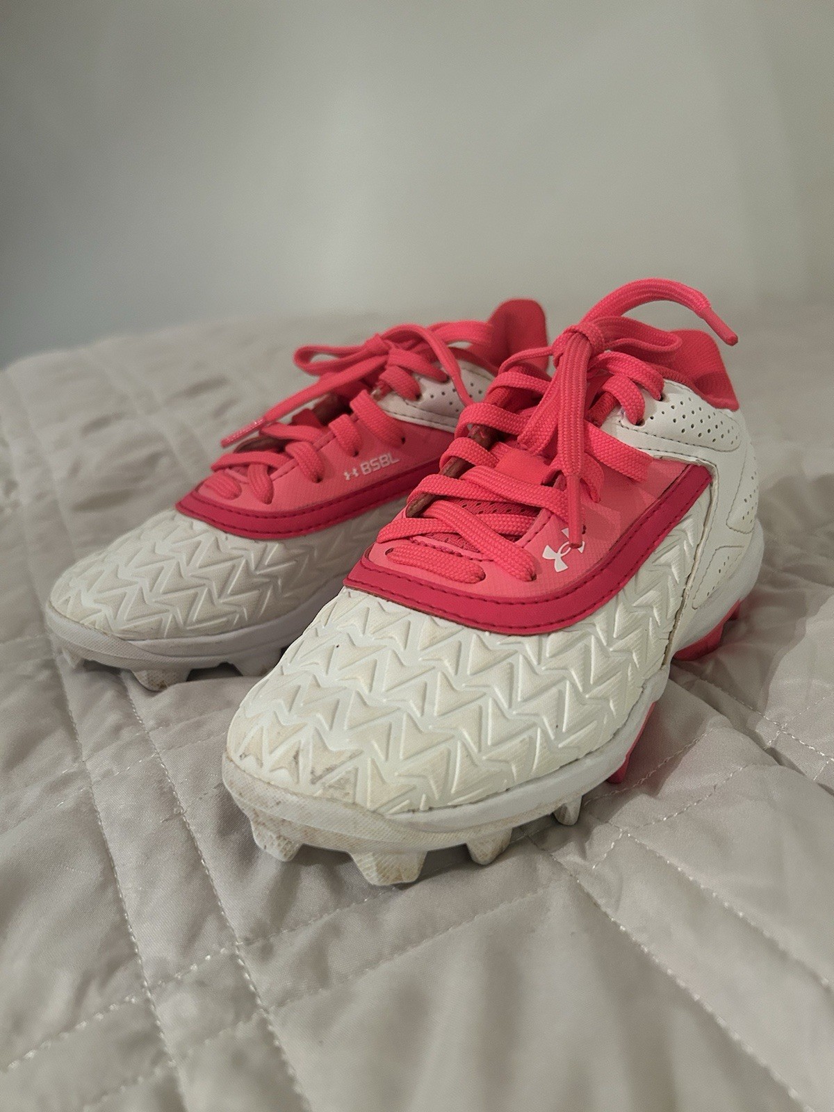 Under Armor Kids Pink And White Cleats Size 1Y thumbnail 6