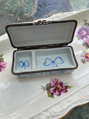 Vintage Peint Main handbemalt Blumen & Schleifen aufklappbar Schmuck Stempel Box signiert