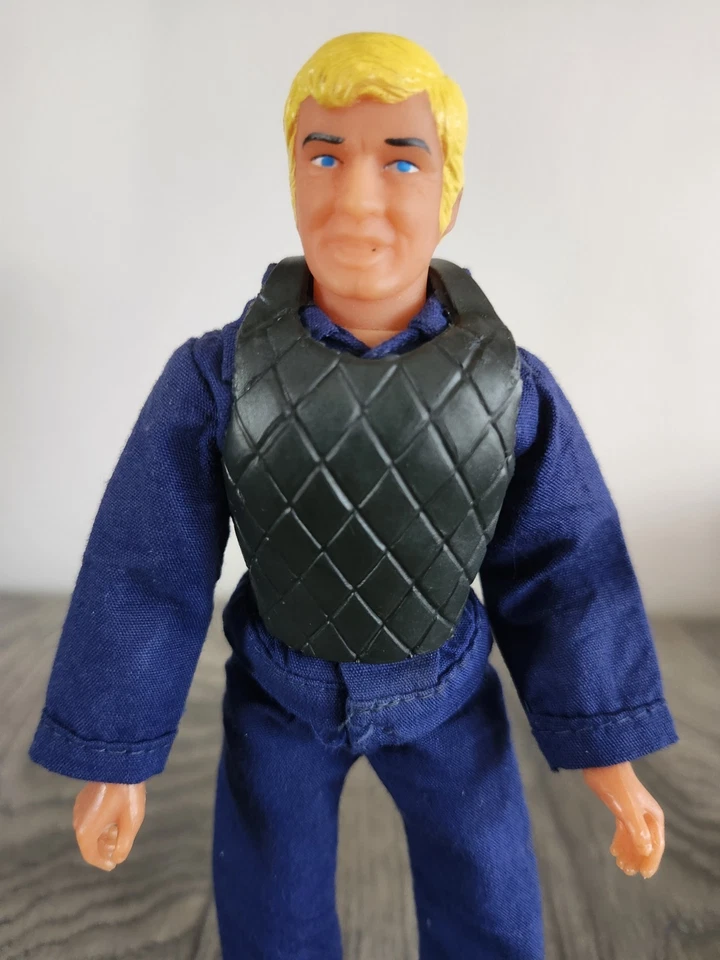 Figura y barricadas vintage 1976 SWAT Rookies 8" McCabe juguetes LJN Foto 3 de 4