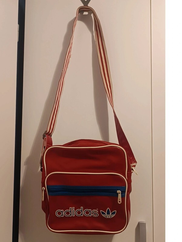 ★Adidas★ Original Retro Sport ShoulderBag/ショルダーバック 国内未展開】『adidas(アディダス)』のおしゃれバッグが話題