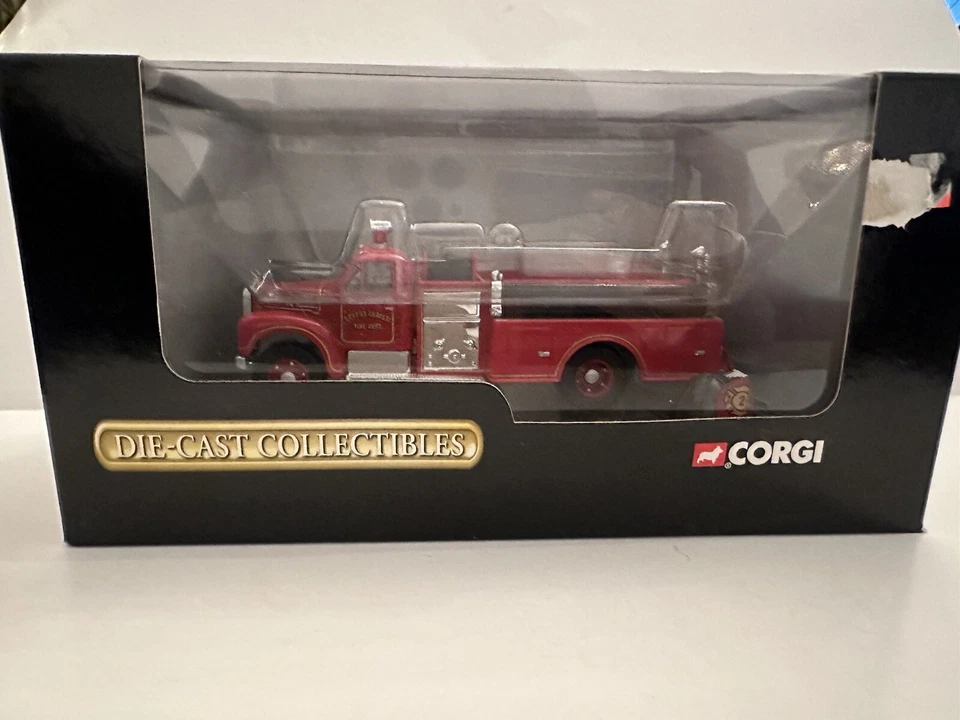 CORGI 1/50 MACK B CLOSED PUMPER CORPUS CHRIST FIRE DEPT ENGINE + HELMET #52403 - Image 3 of 4