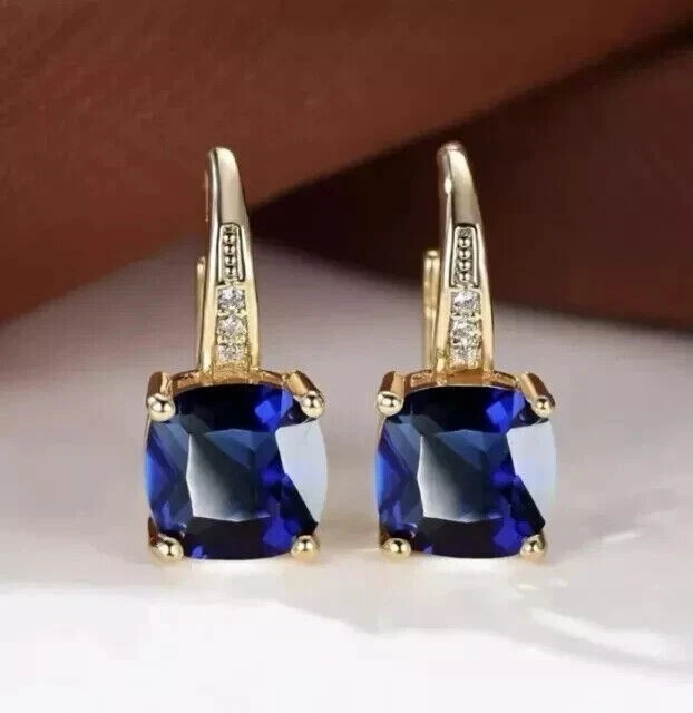 Pendientes colgantes de zafiro azul simulado de corte cojín de 3,20 quilates enchapados en oro amarillo de 14 k Foto 4 de 4