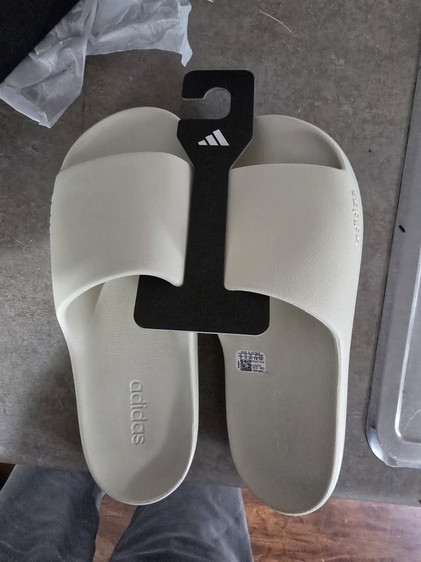 Adidas Unisex  Adilette Comfort Slide Sandal, Size 13M/14W - Cream