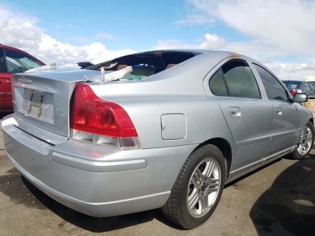Volvo S60 2005 manija de puerta trasera izquierda del lado del conductor plateada Foto 3 de 4