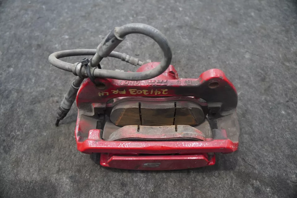 Pinza de freno delantera izquierda lado conductor y soporte rojo 8V0615123F Audi S3 2016-20 Foto 3 de 4