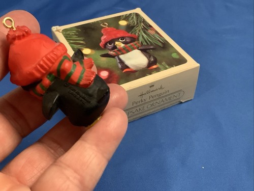 De colección Hallmark Keepsake Ornament 1981 “PERKY PENGUIN” Bufanda Sombrero Caja Original - Imagen 2 de 3