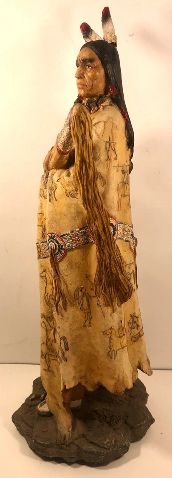 ESTATUA DE JEFE INDIO NATIVO AMERICANO DE COLECCIÓN CON BASTÓN CEREMONIAL DE PLUMAS. Foto 4 de 4