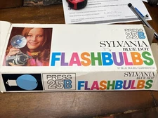 8 vintage SYLVANIA Blue DOT Press 25 clear FLASH bulbs IN box