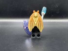 LEGO MINIFIGURE STAR WARS JAR JAR BINKS - DARK TAN TORSO WITH SHIELD SW0301