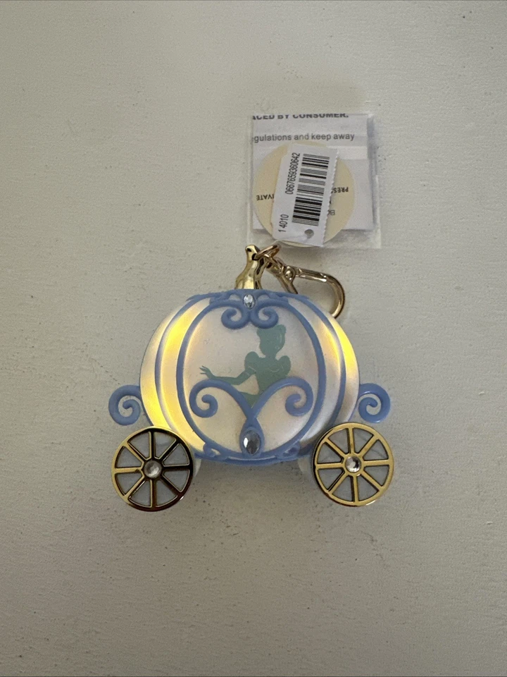 Bath & Body Works 迪士尼灰姑娘马车 Coach Pocketbac 凝胶支架亮起 — 第 2/4 张图片