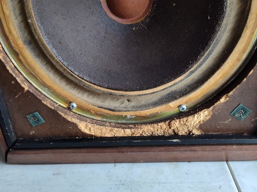 PAIR OF KLH MODEL 5 VINTAGE WALNUT SPEAKERS 1 Tweeter Not Working, Cabinet Bad - Picture 11 of 18