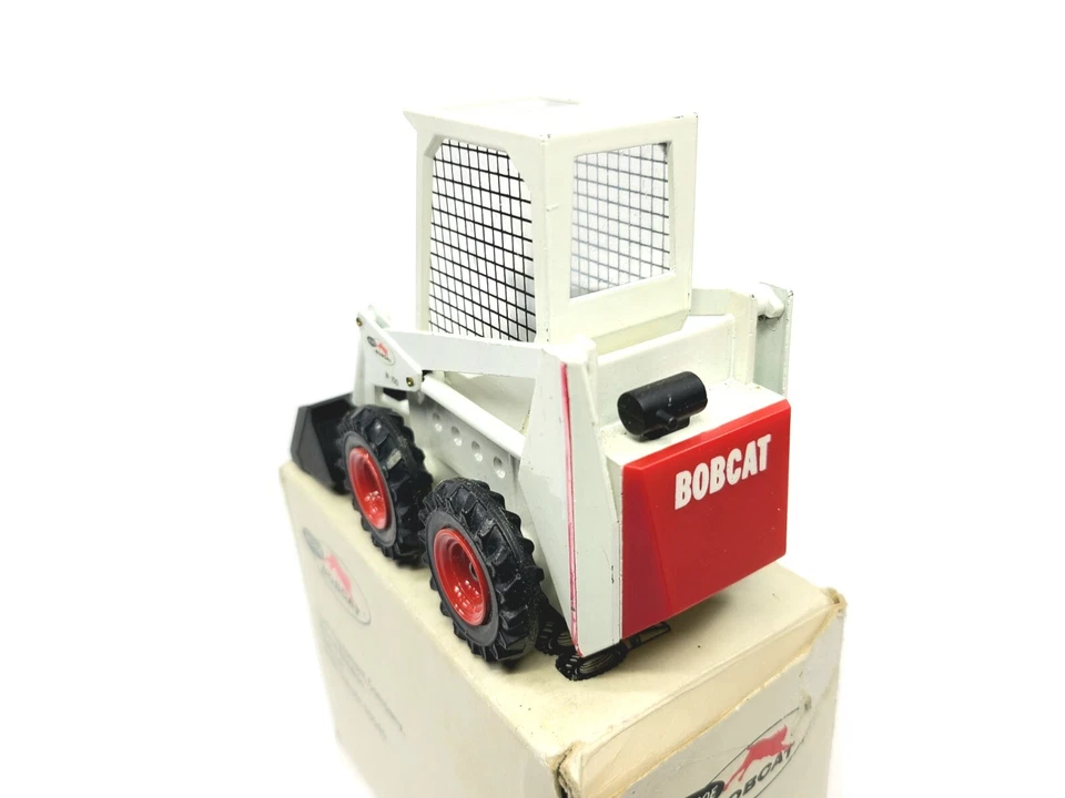 Bobcat Clark M-700 Skid-Steer Loader - Conrad Gescha 1:24 Scale Model #2401.1 - Image 4 of 4
