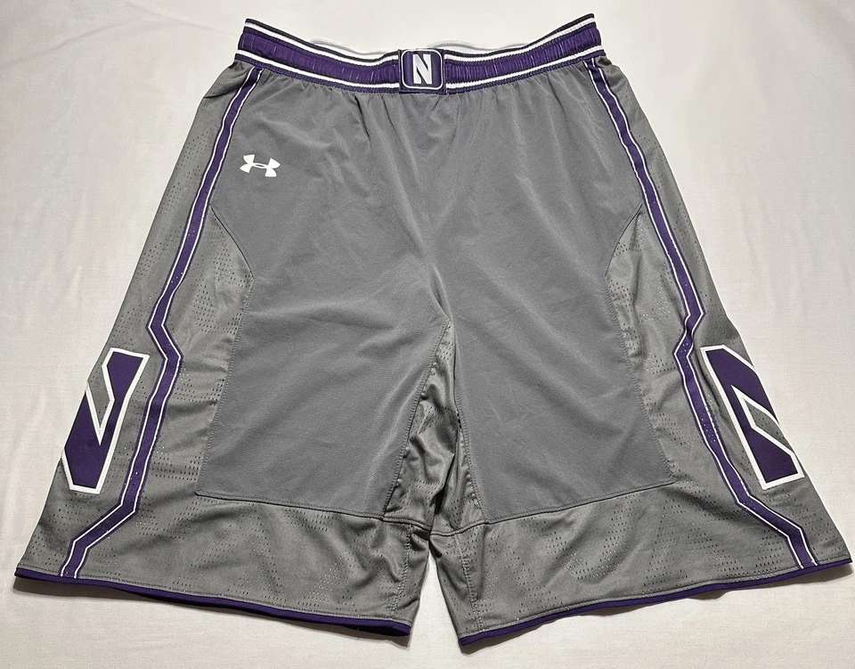 Pantalones cortos Under Armour Northwestern Wildcats Gametime para hombre longitud XL +4” baloncesto Foto 2 de 4
