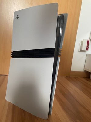 Sony PlayStation 5 PRO   kaum benutzt, 10 Monate alt. 