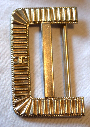 CHANEL 100% Authentic Silver Buckle & Button and 2 Brooches Kit CC Logo M5343 - Picture 7 of 14