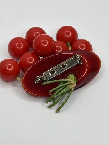 Original Rare Vintage Bakelite Carved 8 Red Cherries Bunch Brooch Pin - Picture 4 of 7