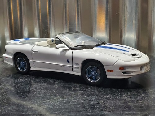 Road Signature 1999 Pontiac Firebird Trans Am Barn Find 1:18 Scale Diecast Car