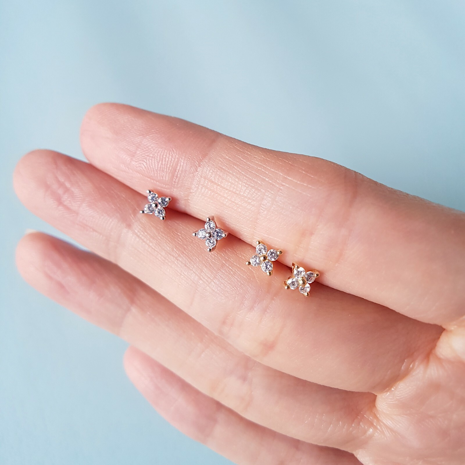 Pequeños pendientes pequeños de plata de ley de 18k con flores de trébol de cristal segundos