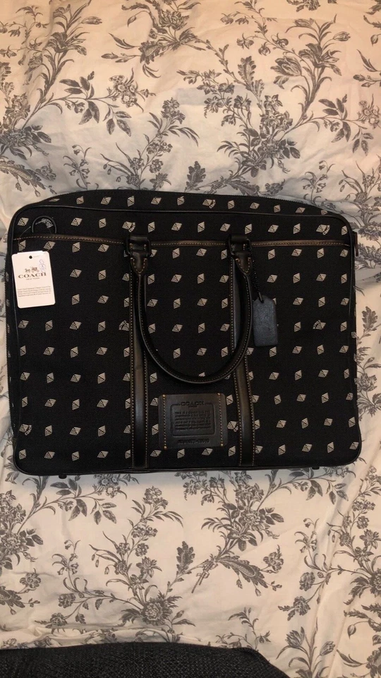 Calzoncillo Coach Metro Slim con estampado de diamantes de punto 15 3/4" L x 11 3/4" H x 2 1/4” Nuevo con etiquetas Foto 2 de 4