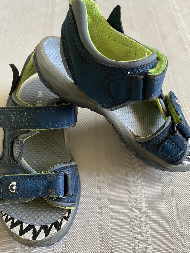 Sandalias Carter’s Boys azul/verde florente Cade Monster Teeth talla 8 M. Foto 2 de 4