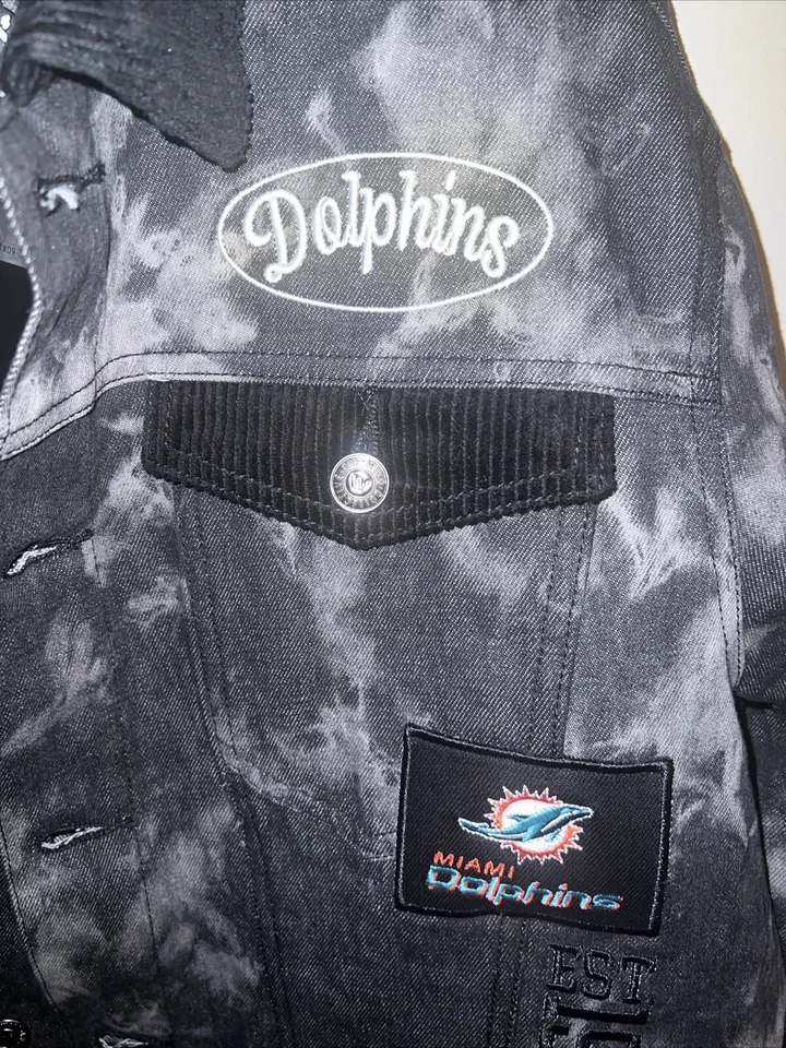 Chaqueta vaquera tie dye mediana de los delfines The Wild Collective Go Fins nueva con etiquetas $130 Foto 2 de 4