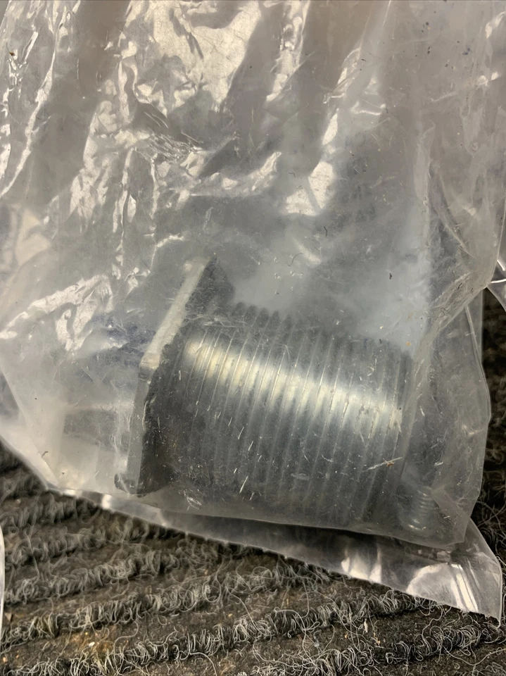 (Paquete de 10) Wiremold Walker 1124L-1 Pezón de bloqueo para pista de rodadura para suelo inferior 1-1/2"  Foto 4 de 4