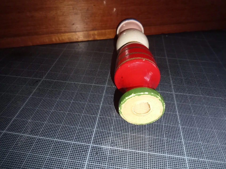 Ancien TRICOTIN en bois - Robe rouge & pied vert - H : 12 cm - Photo 4/4