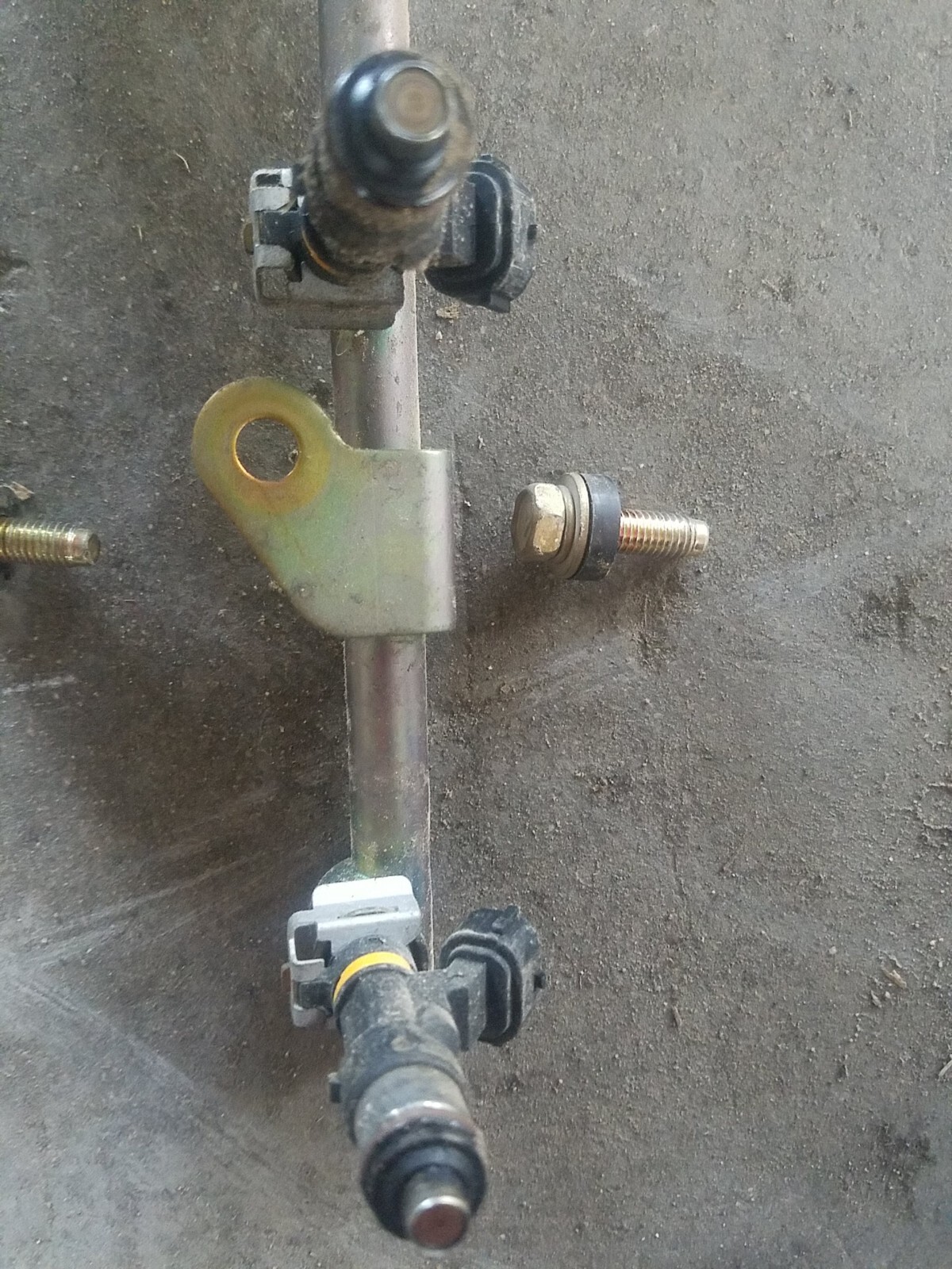 03-06 Infiniti G35 Nissan 350z VQ35DE Fuel Injector Rail Assembly 17521-8J101