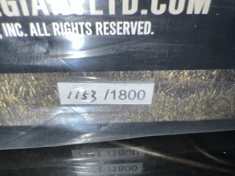 Suave Gigante Walking Dead Sheriff Rick Grimes Insignia Utilería y Réplica Autógrafo Foto 3 de 3