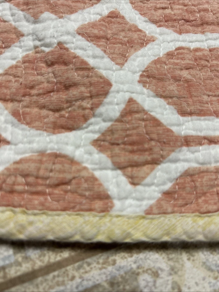 "Par de fundas de almohada acolchadas Tommy Bahama color tostado coral 19"" X 34"" geométricas" Foto 3 de 4