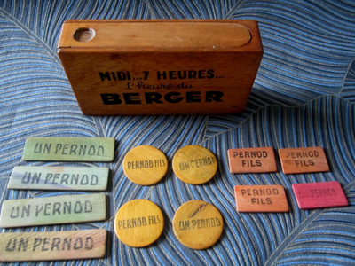 SCHATULLE BOX + 12 WERBETOKEN HOLZ SCHÄFER PERNOD FILS Bistrospiel