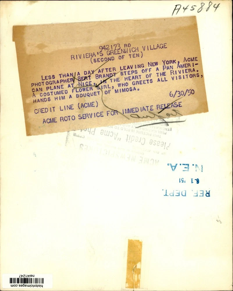 1950年 プレスフォト AcmeのBert Brandtはフランスのニースで花で迎えられます - 画像2/2