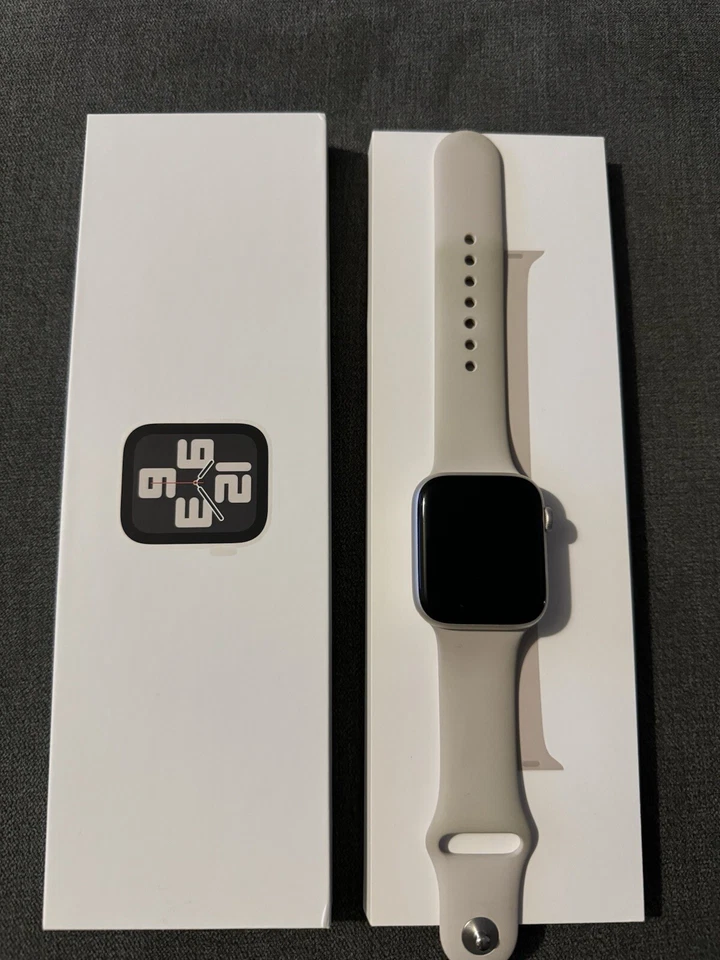Apple Watch SE GPS 44mm Gold Aluminium Case Starlight Sport Band Regular, photo 1 of 5