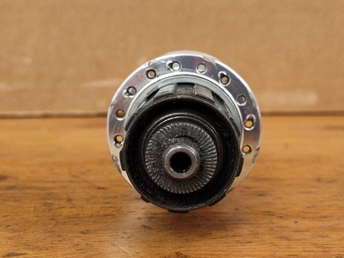 Shimano XTR M910 Rear Hub 32 Spokes - Picture 3 of 7