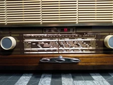 1962 Philips Model B3W22A/D9 Tube Radio Receiver