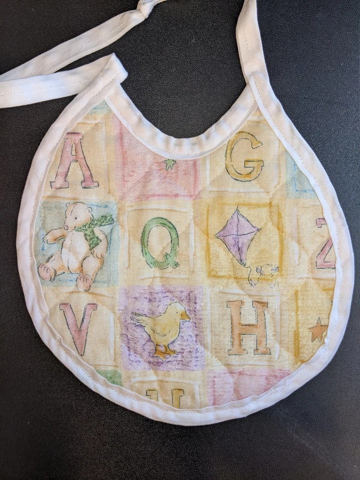 Babero de bebé acolchado estilo vintage Wendy's, estampado de alfabeto Foto 2 de 4