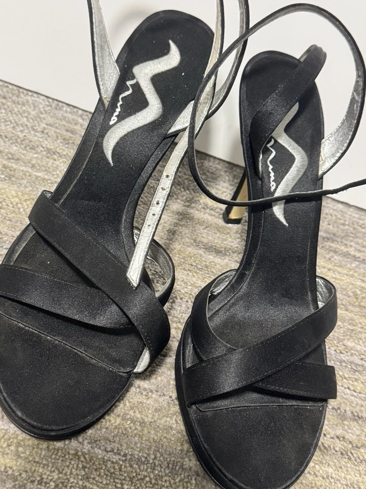 Sandalias de tacón Nina negras satinadas con tiras talla 7 EE. UU. Foto 3 de 4