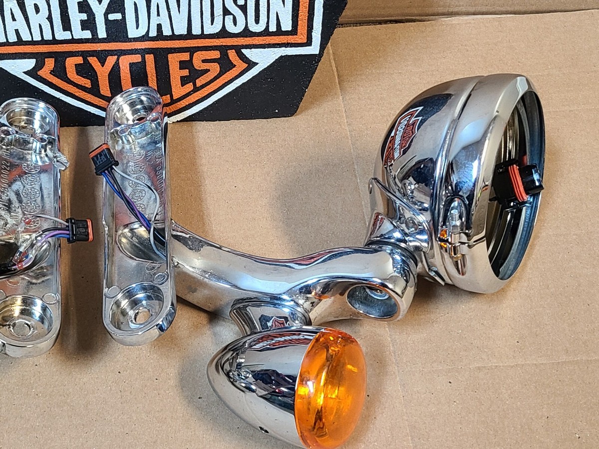 2016 Harley Touring FLHTP Electra Glide Front Spot Light Blinker