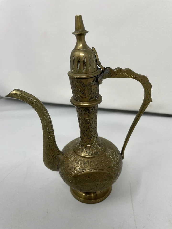 Olla de té/aceite indio de latón Surahi Mughal Aftaba decoración boho de cachemira MCM de colección Foto 2 de 4