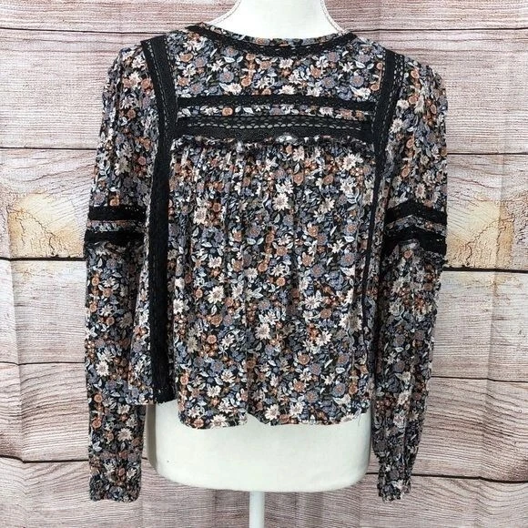 Blusa American Eagle negra con ribete floral de encaje manga larga abierta atada trasera talla XXL