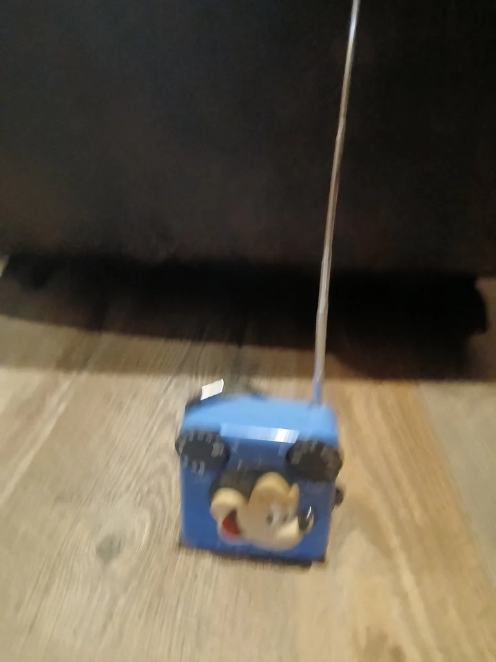 Micky Mouse AM Radio Disney Production 3 1/4 pol. Funciona em vintage - Imagem 2 de 4