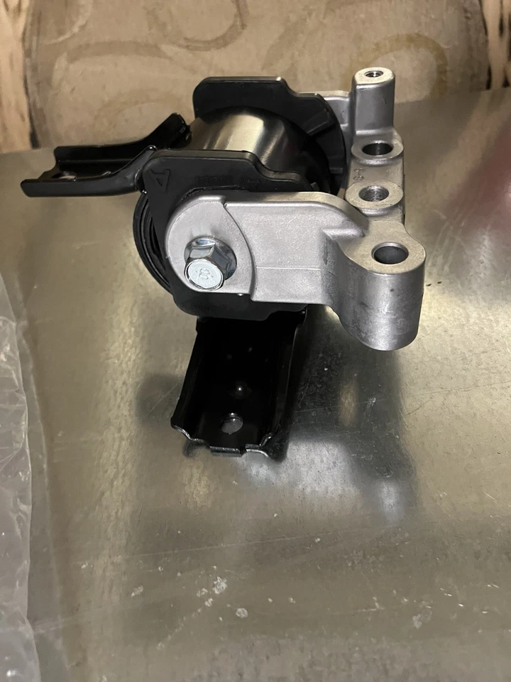 MN101441 Mitsubishi OEM Genuine BRACKET, ENG FR MOUNTING - Image 2 of 4