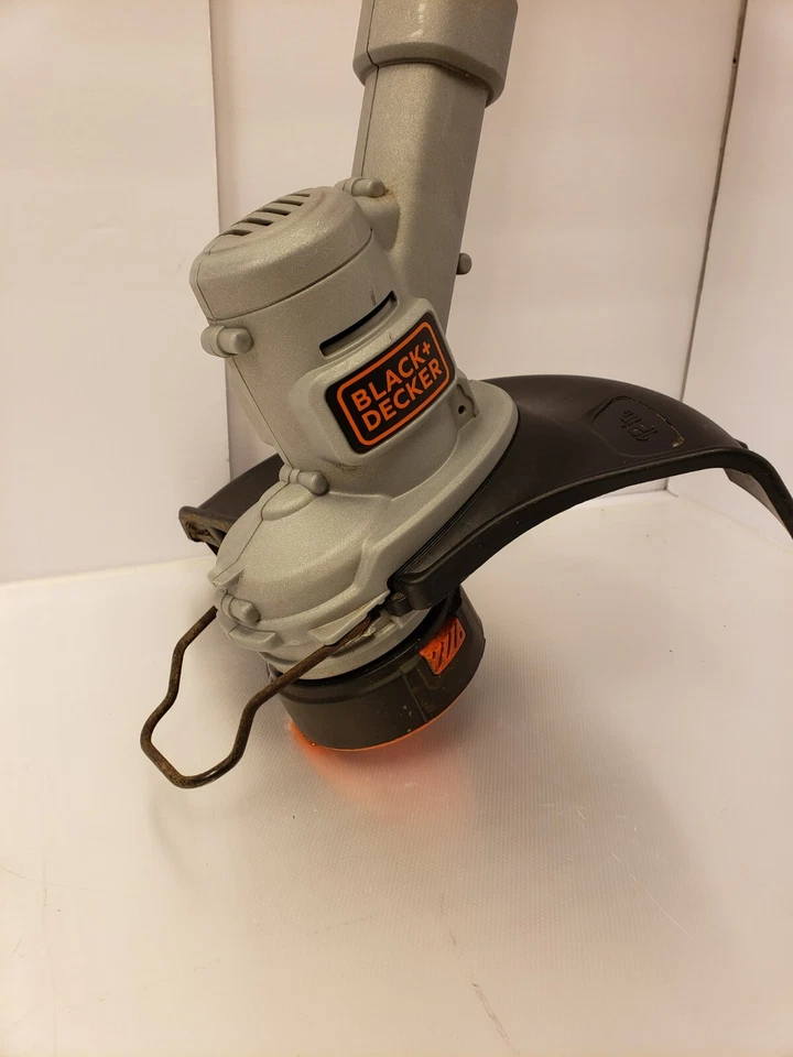 Black+Decker 20-Volt Cordless String Trimmer LST300 NO BETTERY NO CHARGER - Image 2 of 4